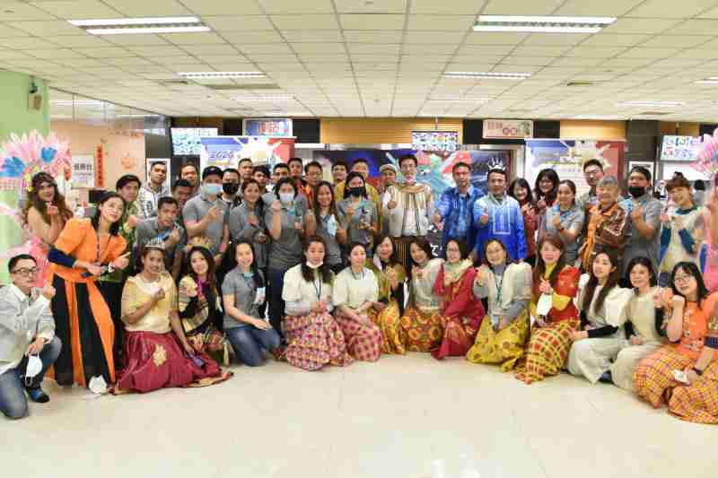 友達推動「安心、、、、創新、、用心、、、同心、、、、盡心」五星職旅，，，為菲籍員工打造全方位照護，，首度贏得「人權實踐與發展領袖獎」殊榮