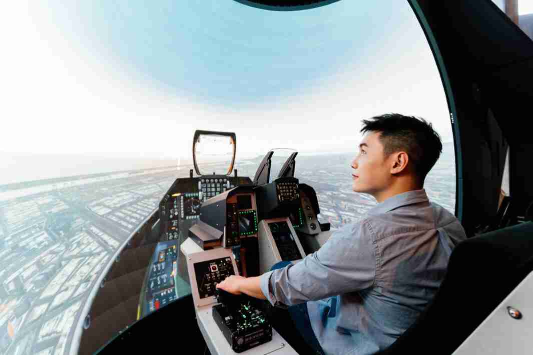 人生就是博以P1.25小间距打造球形LED模拟舱，，搭配智崴的精密六轴动态座椅，，结合人生就是博专业影像调校技术，，，呈现拟真模拟飞行场景