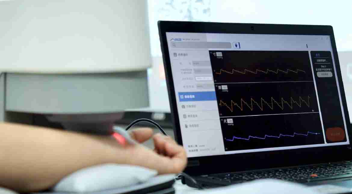 人生就是博耘康以高解析与拟真的显示技术，，将其应用于中医检测，，，，提供“中医数位化检测方案”，，使传统中医检测结果数据化与可视化