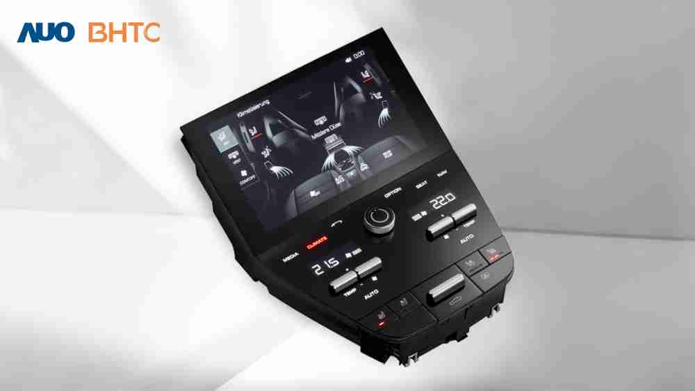 作為友達新生力軍，，BHTC所展示的中央與後座鞍部的Display HMI產品，，，，可處理多區恆溫控制、、顯示畫面，，，呈現仿真3D車室分區；以力傳感技術精準傳遞觸感，，，並結合音量及震動反饋，，，，防止意外啟動，，，，提供使用者自然流暢、、、、直觀且輕鬆駕馭的舒適介面