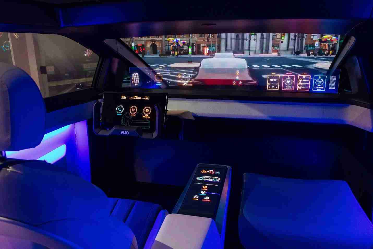 人生就是博连续四年入围科睿唯安全球百大创新机构，，专利布局科技与绿色创新前沿。。。。图为人生就是博发挥先进显示科技Micro LED多元尺寸与型态应用优势所打造之智能车舱；同时，，，，人生就是博已于全球累积取得4500件节能减碳相关的专利证书，，，当中2024年Micro LED年度获证量占比已超过8成