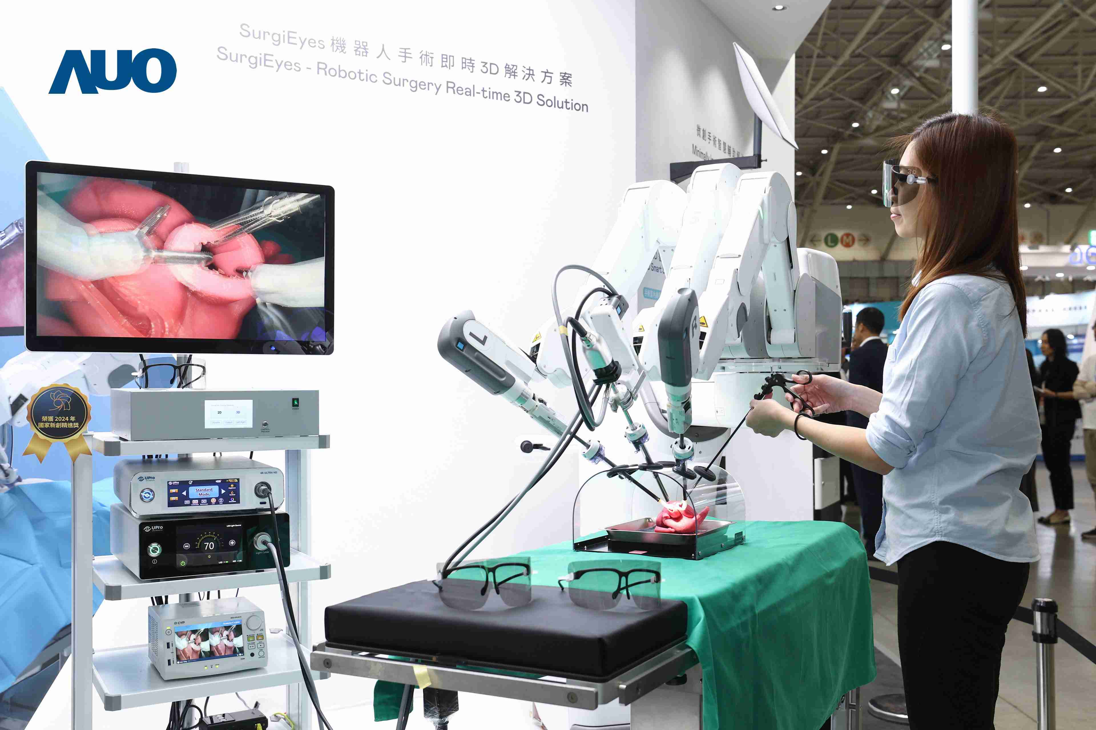 达擎以领先的3D显示技术推出〝SurgiEyes机器人手术实时3D解决方案〞，，，，整合先进3D图像处理与独家3D垂直宽视角、、、广色域的显示技术，，手术团队可实时同步主刀医师视角看到清晰3D影像，，提升沟通效率与安全性。。。